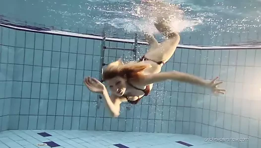 Nastya sıcak sarışın çıplak içinde the havuz