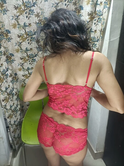 Güzel kız göğüslerini gösteriyor