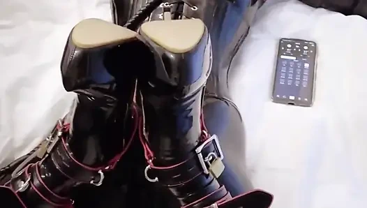 Mz12 - lateks bağlı köpek yavrusu orgazm olmak için titreşiyor