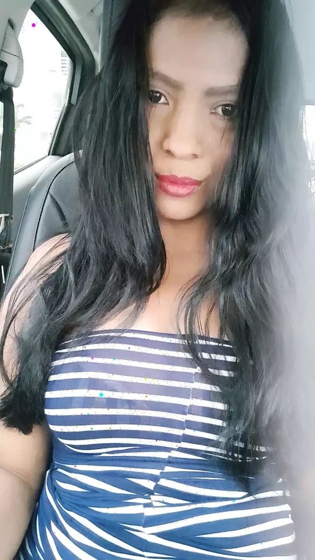 Ateşli kız ve araba sürüyor