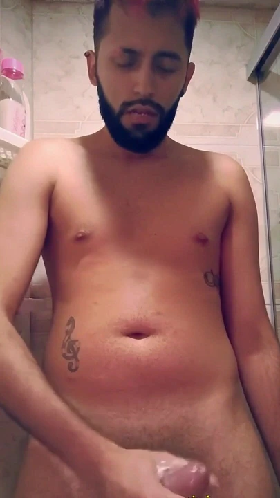 Boşalana kadar duşta mastürbasyon yapıyorum sonra devam ediyorum