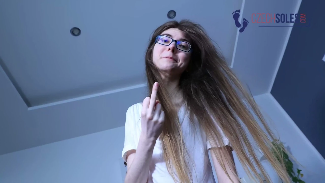 Şımarık ve kötü femdom aşağılaması