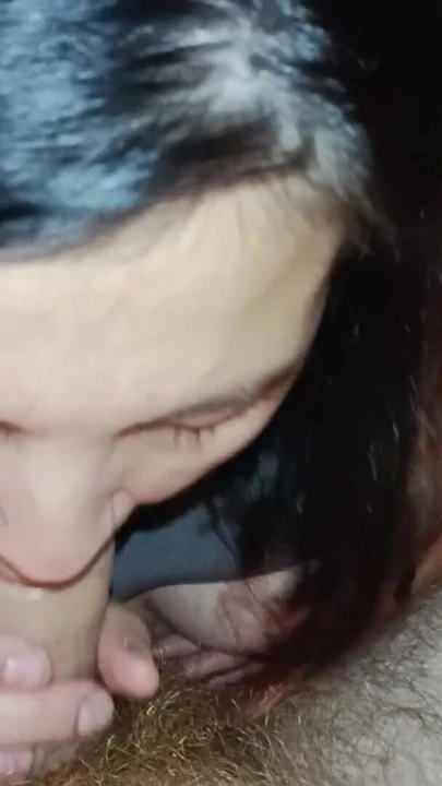 Koreli orta yaşlı seksi kadından ev yapımı oral seks yakın çekim | Klip 1