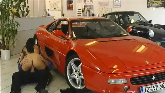 Tombul Latin Ferrari'de Şişman Yarağı Gırtlağına Kadar Alıyor Ve Götünü Tokatlıyor!