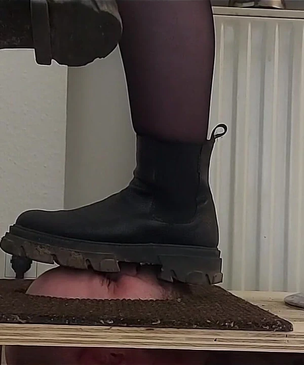 Yüzün botlarımın ve çoraplarımın altında olmalı