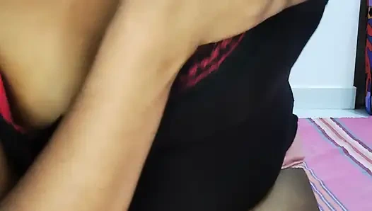 Koltuk altı göğüslerini emdiğini gösteriyor