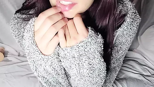 Polar ceketli amatör genç kız solo dildo