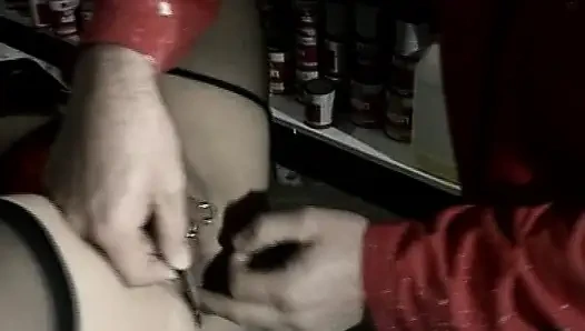 Almanya'dan amcık pirsingli sürtük amını parmaklatıyor