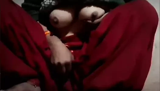 Hintli köylü kız izlerken ve mastürbasyon yaparken yakalandı ve doyana ve ateşli göğüslerime kadar sürekli mastürbasyon yapıyorum