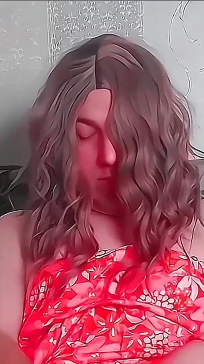 "Oğlandan kıza transeksüel mavi etek beyaz bacaklar" dan ikonik an