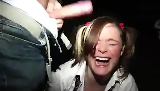 Küçük Liseli Kız Domalıyor