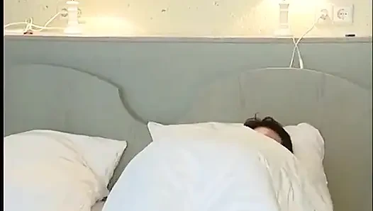 Tombul olgun motelde mastürbasyon yapıyor