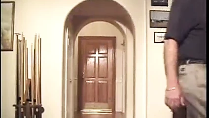 Eski bay sleazy, evinde sarışın kıza dönüş yolunu alır ve onu becerdin