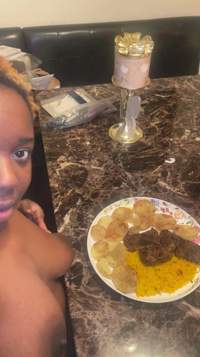 Şef Alliyah Aliyah Yemek Yapıyor