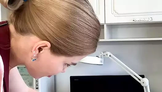 Sugarnadya, konuşkan bir müşterinin horozunu mumlar