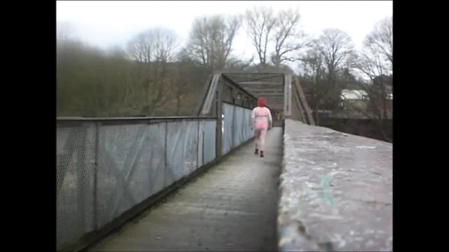 Tina köprüde yürüyor