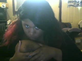 göğüsleri ile oynayan kız