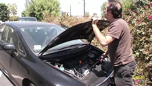 Arabasını tamir etmek için araba dükkanına gidiyor ama grup seks için kalıyor