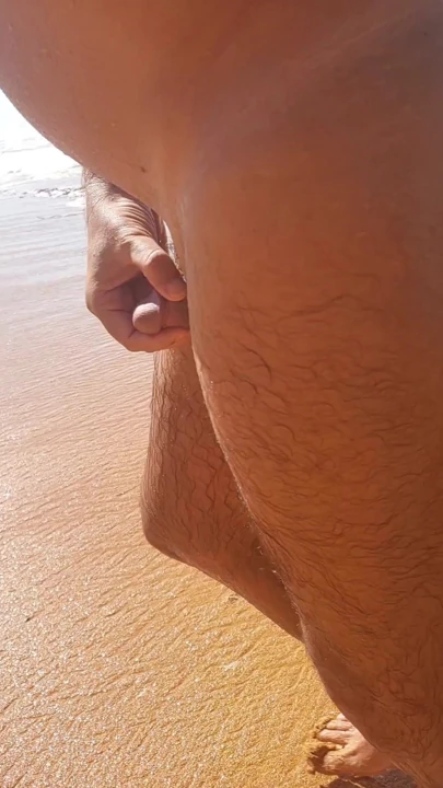 Ladysilva seksi izli bronzlaşmış götüyle plajda çıplak yürüyor