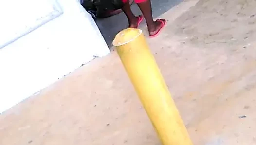 Kırmızı taytlı kalın kalçalar