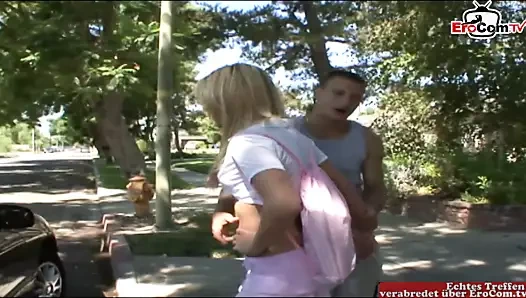 Küçük memeli sarışın genç kız güzel bir porno döküm için açık havada baştan