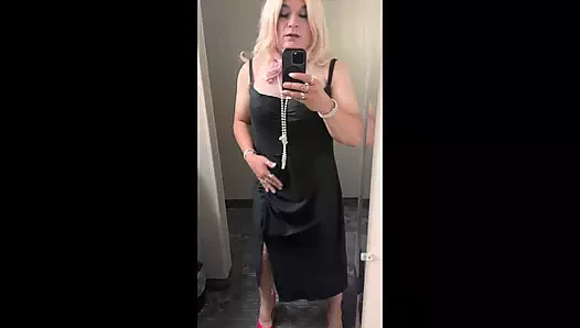 Erkekleri çekmek için giyinmeyi öğreniyor