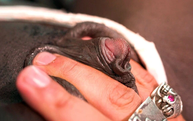 Bak onun büyük titrek klitorisini nasıl emiyor