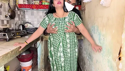 Ateşli hintli kadın mutfak tam gece tutkusuyla karşılaşıyor