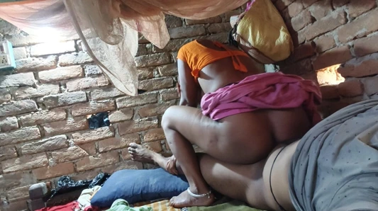 Yeni evli Hintli bahu sıkı amcığında Sasur ji tarafından sikiliyor Hintçe ses. Ateşli Hintli evli kadın kocasının en iyi arkadaşı tarafından sikiliyor