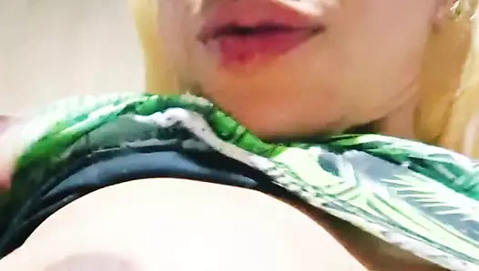 Evimde yeni mutfak ve klitorisim çılgın azgın mastürbasyon fışkırtıyor ve tatlıyı sulıyor