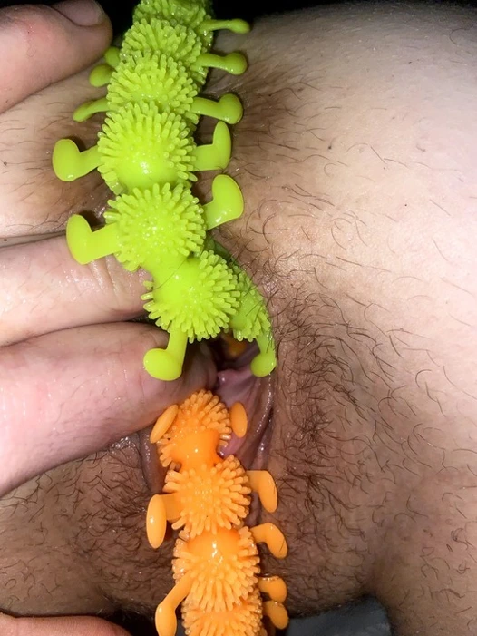 Mükemmel götlü domaltarak yatağa bağlı, amcığı geniş uzaylı oyuncaklarıyla dolu