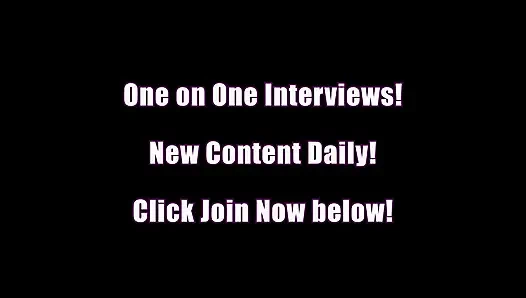 Skylar Madison soyunuyor ve öfkeli bir şekilde kesilmiş ıslak amcığını ovuyor