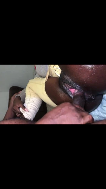 Захватывающий момент из "Чернокожая жена трахается с большим черным членом своего любовника, пока ее муж на работе"