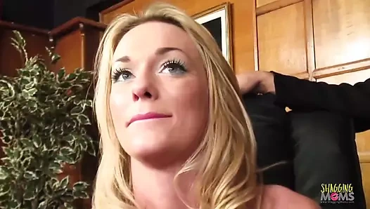 Kurnaz olgun bir adam ve uzun saçlı arkadaşı lüks ofislerinde güzel bir sarışını paylaşıyor