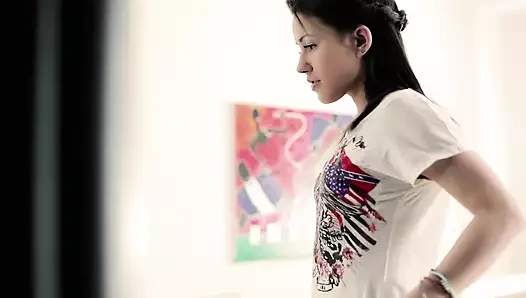 Utangaç Rus genç kız bir profesyonel gibi sert yarağa biniyor