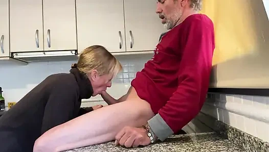 Evli kadın yarak pişiriyor