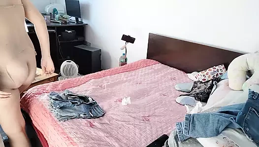 Amatör evli kadın kestikleri kıyafetleri denerken eğleniyor.