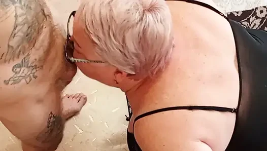Üvey oğul üvey annesini ağzından sikiyor ve sonra dölle dolduruyor