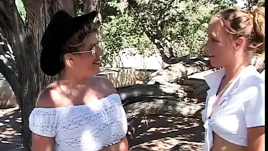 Lezbiyenler bahçede klasik dildo yalıyor