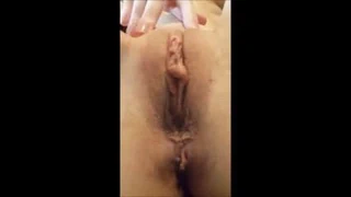 Privet ev yapımı kız arkadaş seksi tıraşlı amcığını gösteriyor