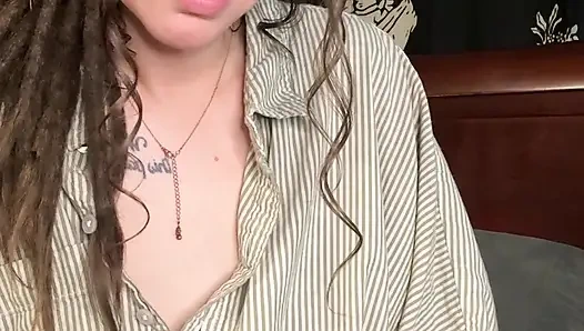 Annen sigara içme fetişini keşfetti ve fantezini gerçekleştiriyor