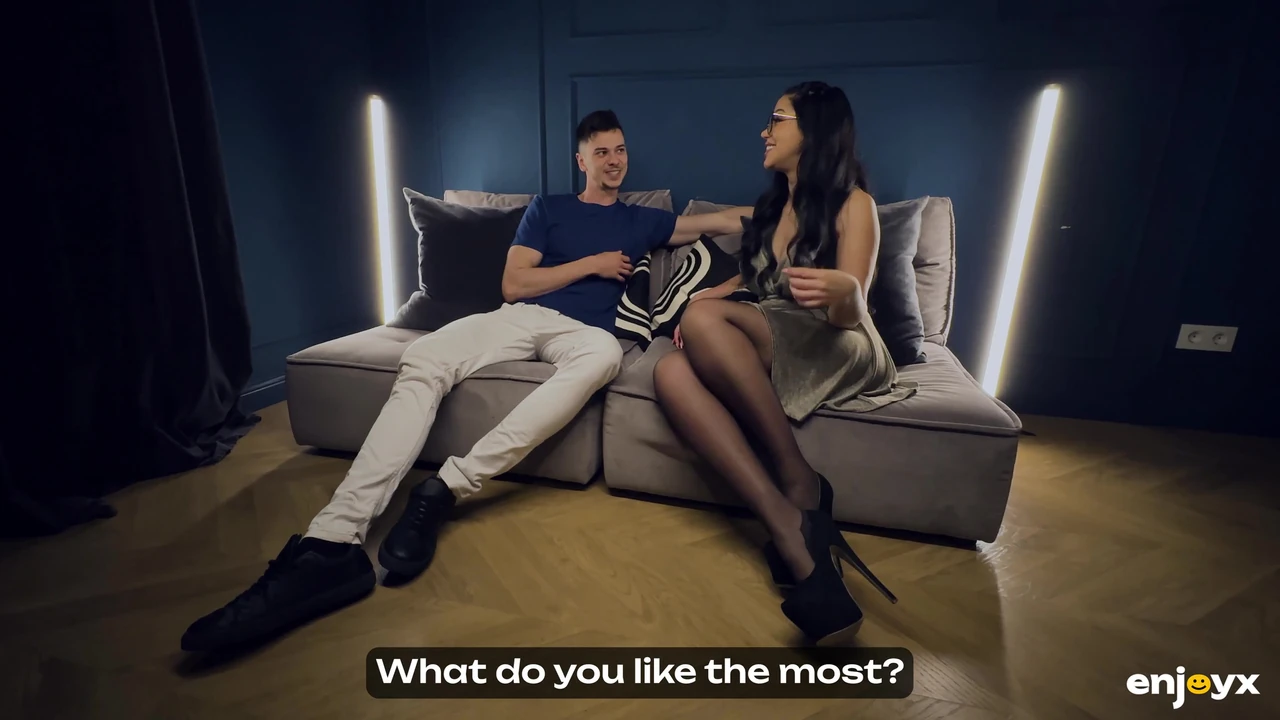 रेवेनस जूलिया डी लुसिया अपनी तंग गांड से ताजा बड़ा लंड चूसती है