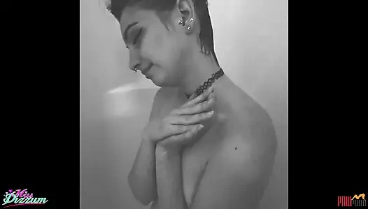 Ormanda fotoğraf çekimi dölleniyor ve üstüne işiyor