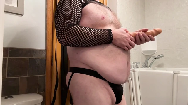 Büyük göbekli tombul jockstrap giyen dildoyla oynuyor