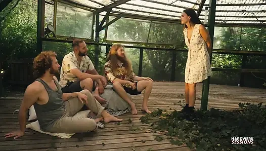 Şehvetli Becky açık havada 3 adamla grup seks ıslak amını titretiyor