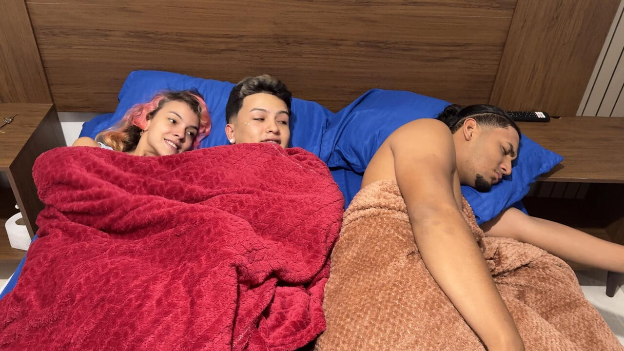 İki latin üvey erkek kardeş ilk kez otel yatağını üvey babalarıyla paylaşırken seks yapıyor.