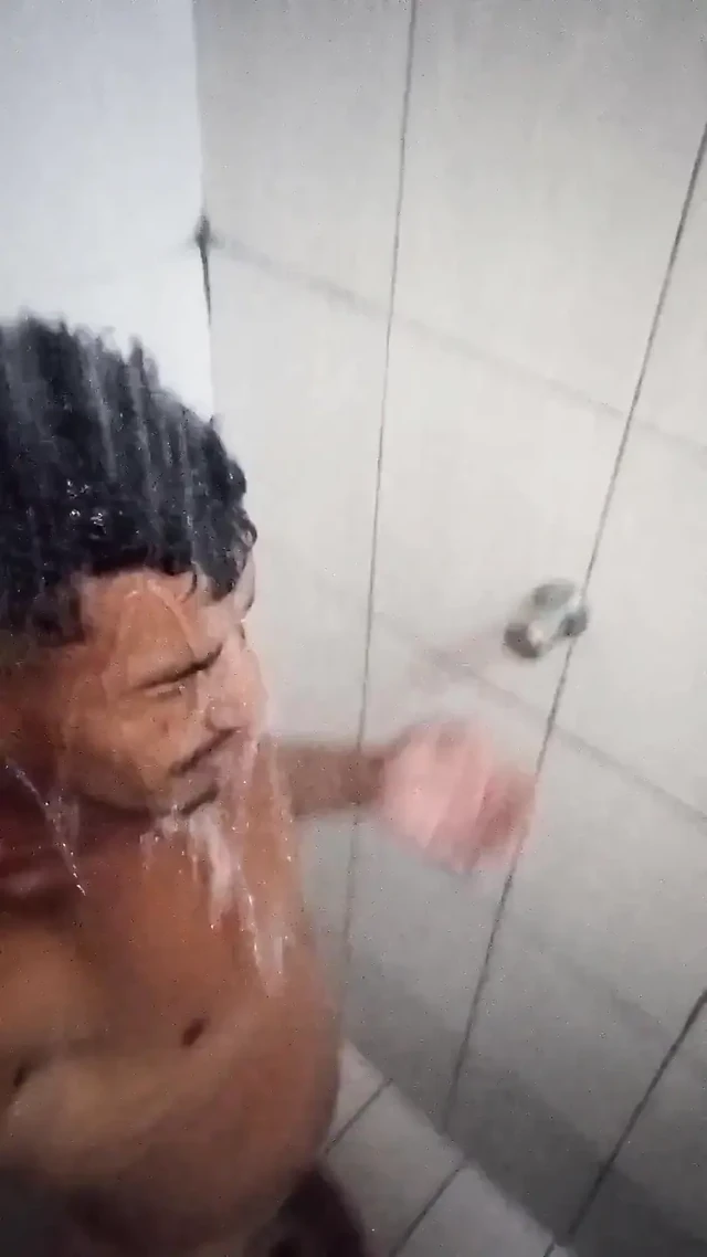 Brezilyalı esmer, duşta 16cm kalınlığında - tüylü ve sert penis sıcak duş alıyor