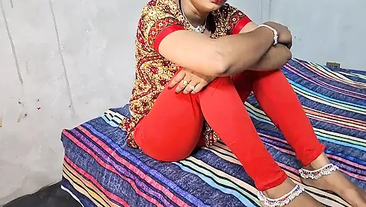 Seksi üvey kız kardeş üvey erkek kardeş tarafından sikiliyor, üvey kız kardeşinin büyük göğüslerini tutuyor ve onu sikiyor