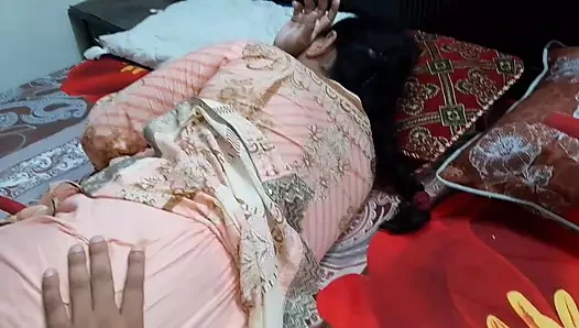 Üvey erkek kardeş üvey kız kardeşinden faydalanıyor.