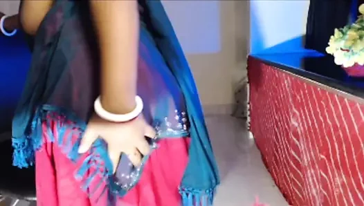 Yalnız ateşli göğüsler amını parmaklıyor.